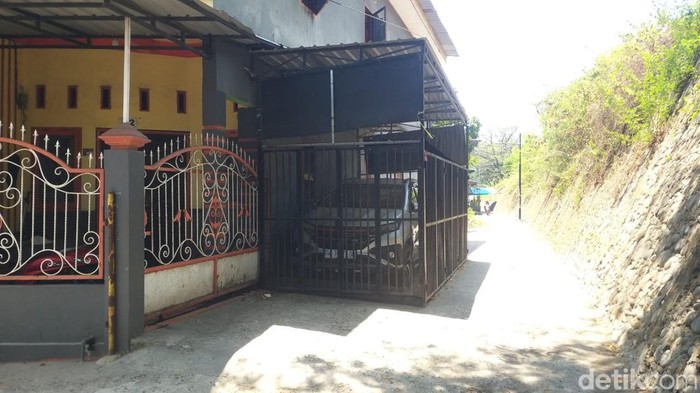 Warga di Makassar bikin parkiran makan setengah badan jalan.