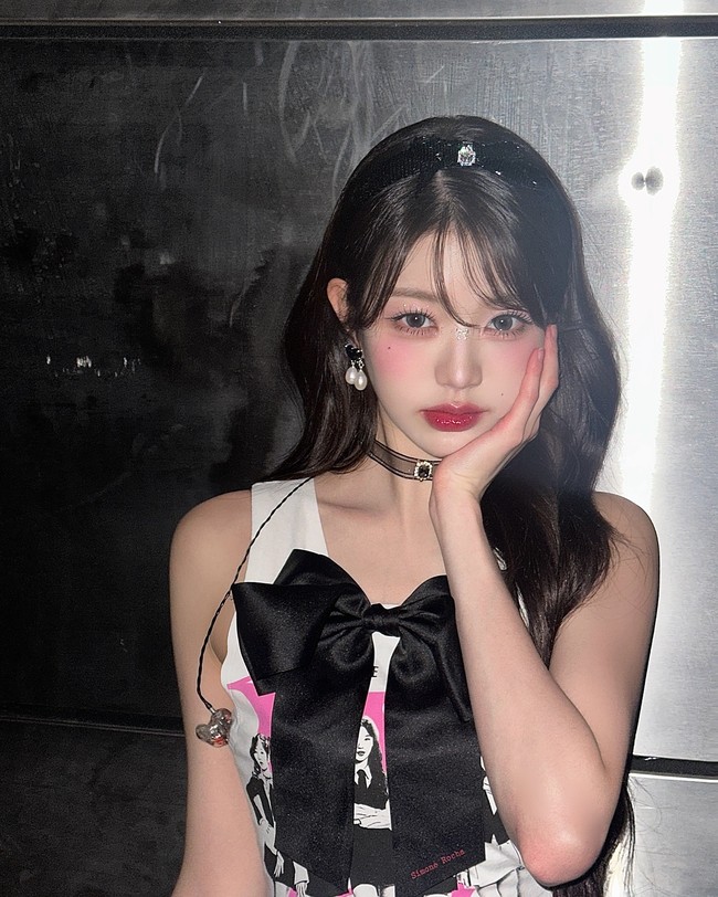 Wonyoung pun masuk dalam Jang-Sa-Ka-Won (gabungan nama Jang Wonyoung, Sana TWICE, Karina aespa, dan Wonhee ILLIT), istilah untuk empat idol KPop tercantik yang membentuk standar kecantikan Korea saat ini. Foto: Instagram