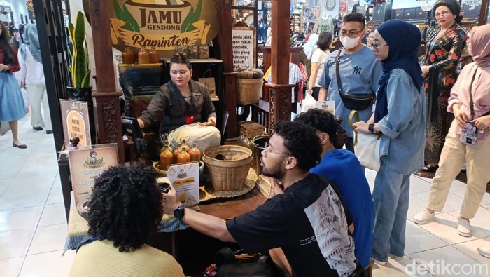 Yona Yulia, peracik jamu Hamzah Batik di Malioboro, Jogja, yang memberikan jamu beras kencur kepada IShowSpeed, Sabtu (21/9/2024).