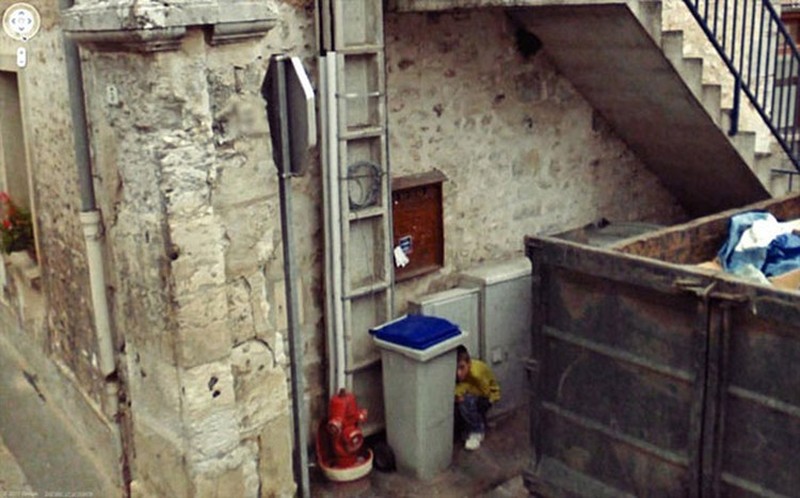 Google Street View berhasil memotret beberapa gambar misterius yang cukup membuat orang yang melihatnya merinding. Berikut daftarnya.