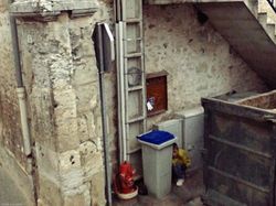 10 Penampakan Misterius di Google Street View yang Bikin Merinding