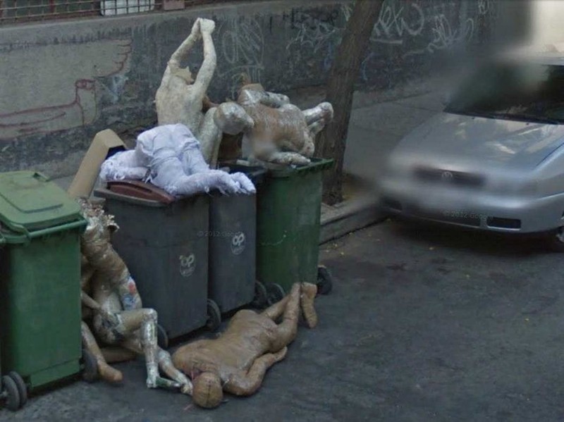 Google Street View berhasil memotret beberapa gambar misterius yang cukup membuat orang yang melihatnya merinding. Berikut daftarnya.