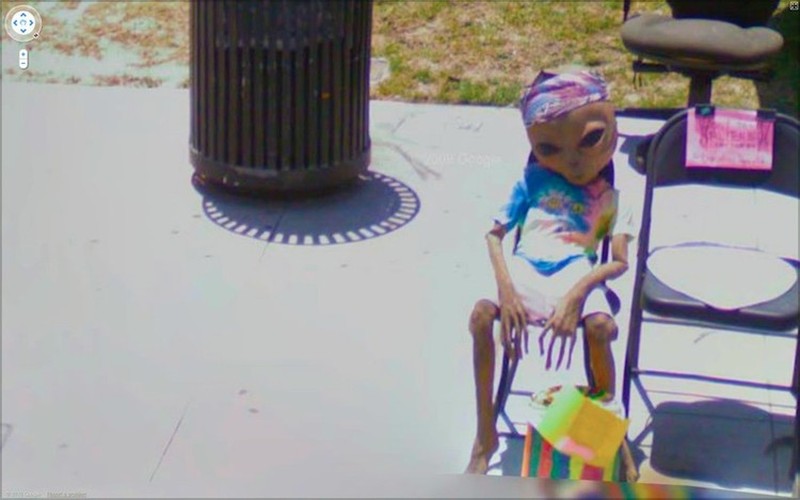 Google Street View berhasil memotret beberapa gambar misterius yang cukup membuat orang yang melihatnya merinding. Berikut daftarnya.