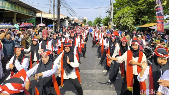 1.500 penari remo anak meriahkan Kirab Sawunggaling.