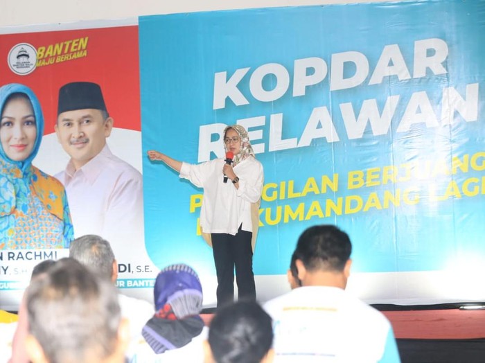Ratusan komunitas relawan menyatakan dukungannya kepada pasangan bakal calon gubernur-wakil gubernur Banten Airin Rachmi Diany-Ade Sumardi.