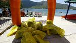 Aksi Bersih-bersih Sampah di Hari Pantai Sedunia