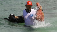 Mereka masuk ke laut dan mengambil sampah yang tenggelam.