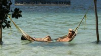 Pantai yang bersih membuat wisatawan nyaman.