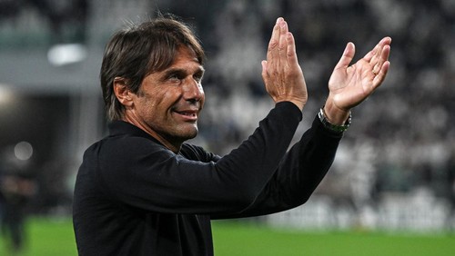 TURIN, ITALY - SEPTEMBER 21: Antonio Conte coach of Napoli greets fans at the end Serie A match between Juventus and Napoli at  on September 21, 2024 in Turin, Italy. (Photo by Image Photo Agency/Getty Images)