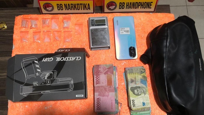 Barang bukti yang disita polisi dari pelaku (Dok. Polres Inhil)