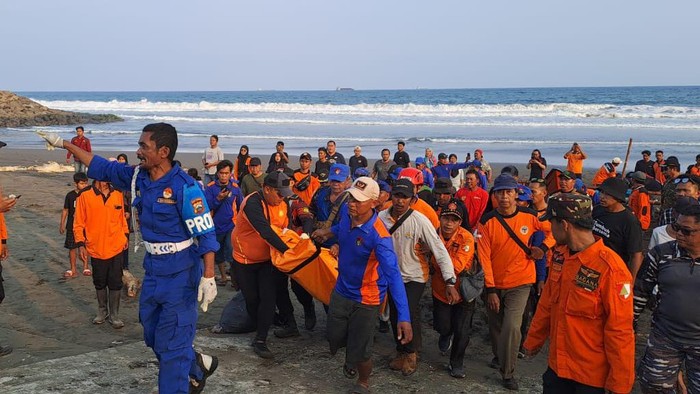 Tim SAR gabungan mengevakuasi jasad Zidan, bocah kakak-beradik yang terseret arus di Pantai Kemiren, Kecamatan Cilacap Selatan, Kabupaten Cilacap, Minggu (22/9/2024) sore.