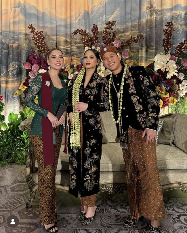 Salah satu yang terlihat ikut menjadi bridesmaid di pernikahan Nino ialah Bunga Citra Lestari (BCL). BCL tampil cantik mengenakan kebaya seragam bridesmaid berwarna hijau emerald dipadukan dengan kain yang merah marun yang disangkutkan dibahunya. Untuk bawahannya BCL tampak mengenakan kain batik berwarna coklat. Melengkapi penampilannya, istri Tiko Aryawardhana itu juga mengenakan bros dan sepasang anting yang menjuntai di kedua telinganya. Foto: Instagram