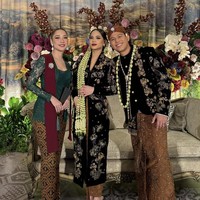 Salah satu yang terlihat ikut menjadi bridesmaid di pernikahan Nino ialah Bunga Citra Lestari (BCL). BCL tampil cantik mengenakan kebaya seragam bridesmaid berwarna hijau emerald dipadukan dengan kain yang merah marun yang disangkutkan dibahunya. Untuk bawahannya BCL tampak mengenakan kain batik berwarna coklat. Melengkapi penampilannya, istri Tiko Aryawardhana itu juga mengenakan bros dan sepasang anting yang menjuntai di kedua telinganya. Foto: Instagram