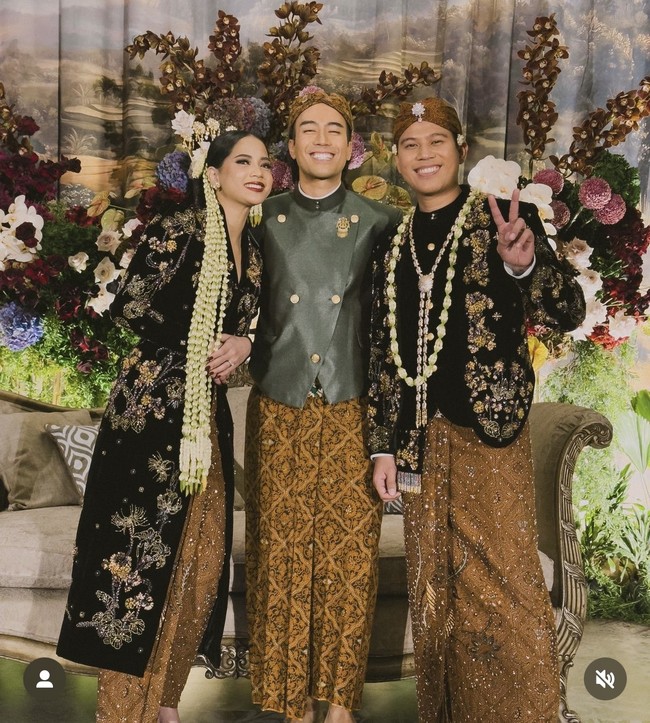 Jadi salah satu groomsman di pernikahan Nino RAN, Vidi Aldiano tampil mengenakan seragam beskap yang juga berwarna hijau emerald. Penampilannya itu dilengkapi dengan blangkon dan kain batik bawahan berwarna coklat. Foto: Instagram