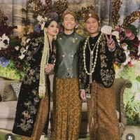 Jadi salah satu groomsman di pernikahan Nino RAN, Vidi Aldiano tampil mengenakan seragam beskap yang juga berwarna hijau emerald. Penampilannya itu dilengkapi dengan blangkon dan kain batik bawahan berwarna coklat. Foto: Instagram