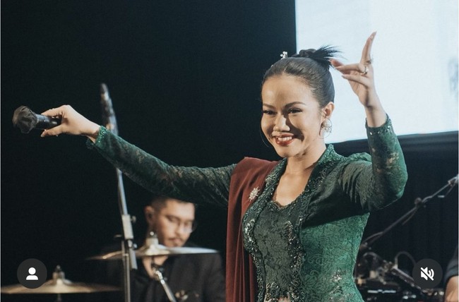 Selanjutnya ada Yura Yunita yang tampil tak kalah cantik dan menawan sebagai bridesmaid pernikahan Nino RAN. Seperti beberapa rekan musisinya yang lain, Vidi Aldiano, BCL, Isyana, Rossa, hingga Afgan, Yura juga tampak menyumbangkan suara merdunya di acara pernikahan tersebut. Foto: Instagram