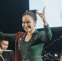 Selanjutnya ada Yura Yunita yang tampil tak kalah cantik dan menawan sebagai bridesmaid pernikahan Nino RAN. Seperti beberapa rekan musisinya yang lain, Vidi Aldiano, BCL, Isyana, Rossa, hingga Afgan, Yura juga tampak menyumbangkan suara merdunya di acara pernikahan tersebut. Foto: Instagram