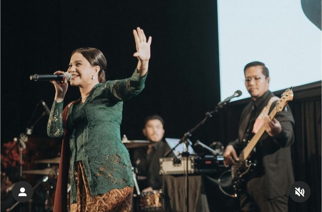 Turut unjuk kebolehan di pernikahan Nino RAN, Rossa yang hadir sebagai bridesmaid tampil cantik dalam balutan kebaya brokat hijau emerald. Rambutnya tampak dikonde simpel ke belakang. Rossa juga tampak mengenakan beberapa perhiasan. Foto: Instagram