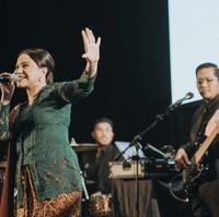 Turut unjuk kebolehan di pernikahan Nino RAN, Rossa yang hadir sebagai bridesmaid tampil cantik dalam balutan kebaya brokat hijau emerald. Rambutnya tampak dikonde simpel ke belakang. Rossa juga tampak mengenakan beberapa perhiasan. Foto: Instagram