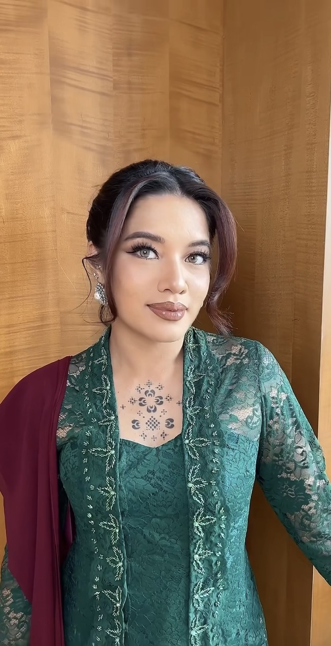 Tampil totalitas menjadi bridesmaid di pernikahan Nino RAN, Cantika Abigail juga tak kalah mencuri atensi. Cantika tampil menawan dengan riasan glam look serta lipstik nude. Rambutnya disanggul updo dengan poni belah dua membingkai wajah. Foto: Instagram