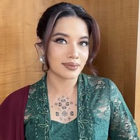 Tampil totalitas menjadi bridesmaid di pernikahan Nino RAN, Cantika Abigail juga tak kalah mencuri atensi. Cantika tampil menawan dengan riasan glam look serta lipstik nude. Rambutnya disanggul updo dengan poni belah dua membingkai wajah. Foto: Instagram