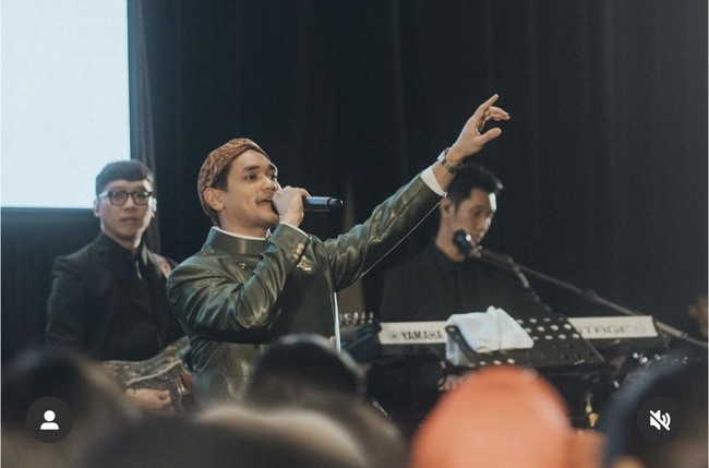 Afgan juga turut hadir sebagai groomsman di acara Nino RAN. Tak hanya sebagai groomsman, Afgan juga menyumbangkan suara emasnya. Terlihat ia tampil mengenakan seragam groomsman berupa beskap berwarna hijau emerald dan dilengkapi dengan blangkon di kepalanya. Foto: Instagram