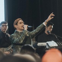 Afgan juga turut hadir sebagai groomsman di acara Nino RAN. Tak hanya sebagai groomsman, Afgan juga menyumbangkan suara emasnya. Terlihat ia tampil mengenakan seragam groomsman berupa beskap berwarna hijau emerald dan dilengkapi dengan blangkon di kepalanya. Foto: Instagram