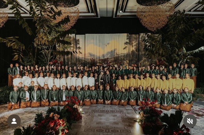 Nino RAN dan kekasihnya, Dhabitannisa Auni telah resmi menikah pada Jumat (20/9/24). Sebagai seprang musisi, Nino tampak memilik groomsman dan bridesmaid yang sebagian juga berasal dari kalangan musisi. Foto: Instagram