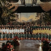 Nino RAN dan kekasihnya, Dhabitannisa Auni telah resmi menikah pada Jumat (20/9/24). Sebagai seprang musisi, Nino tampak memilik groomsman dan bridesmaid yang sebagian juga berasal dari kalangan musisi. Foto: Instagram