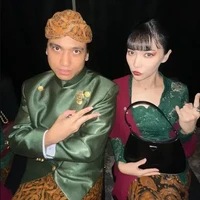 Turut menjadi bridesmaid pernikahan Nino RAN, Isyana juga tampil mengenakan kebaya brokat. Penampilannya tampak simpel dengan rambut yang diikat ke belakang. Sementara untuk riasan wajahnya tampak sedikit nyentrik dengan eyeshadow berwarna merah di bagian ujung matanya. Foto: Instagram