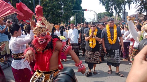 Bupati Badung I Nyoman Giri Prasta dan Pj Bupati Gianyar I Dewa Tagel Wirasa saat hadir dalam penyerahan BKK Balai Budaya Gianyar, Minggu (22/9/2024). (Dok. Pemkab Gianyar)