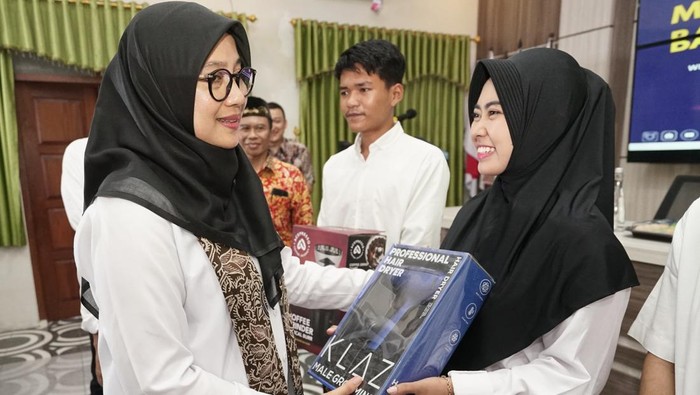 Bupati Ipuk Fiestiandani saat menyerahkan bantuan alat usaha untuk lulusan SMK Banyuwangi.
