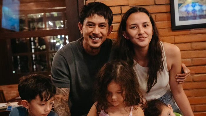 Dahlia Poland bersama Fandy Christian dan anak-anak mereka.