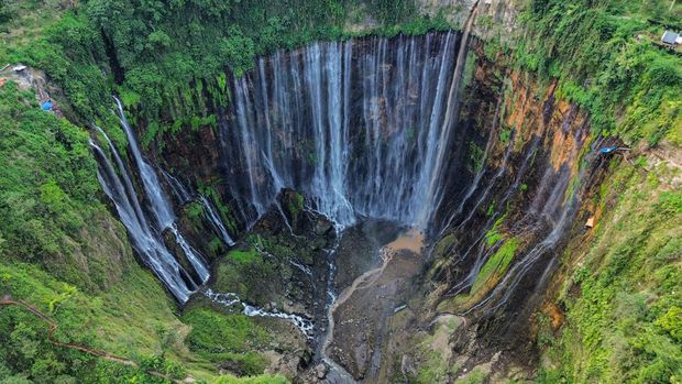 Foto udara kawasan wisata panorama air terjun Tumpak Sewu di Pronojiwo, Lumajang, Jawa Timur, Minggu (22/9/2024). Pemerintah kabupaten setempat meluncurkan aplikasi Tourist Information System (TIS) berbasis android bernama Lumajang Tourism dengan harapan dapat memberikan kemudahan bagi wisatawan dalam merencanakan perjalanan wisata di daerah Lumajang. ANTARA FOTO/Irfan Sumanjaya/Spt.