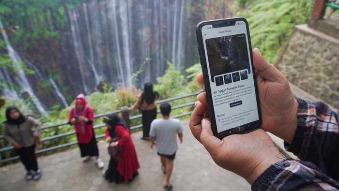 Foto udara kawasan wisata panorama air terjun Tumpak Sewu di Pronojiwo, Lumajang, Jawa Timur, Minggu (22/9/2024). Pemerintah kabupaten setempat meluncurkan aplikasi Tourist Information System (TIS) berbasis android bernama Lumajang Tourism dengan harapan dapat memberikan kemudahan bagi wisatawan dalam merencanakan perjalanan wisata di daerah Lumajang. ANTARA FOTO/Irfan Sumanjaya/Spt.