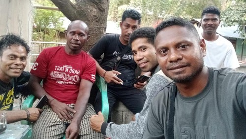 Dominikus Laga Lamabela (baju merah marun), nelayan yang sempat hilang kontak, saat berada di Kecamatan Bola, Kabupaten Sikka, NTT, dalam keadaan selamat, Minggu (22/9/2024). (Istimewa)