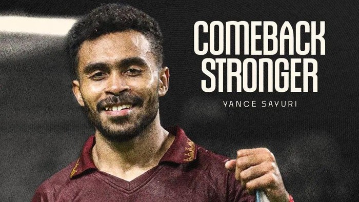 Dukungan PSM Makassar untuk Yance Sayuri yang sempat kolaps.