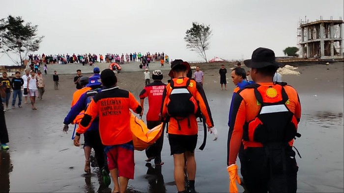 Evakuasi korban tenggelam di Pantai Kemiren, Cilacap, Minggu (22/92/2024).