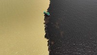 Kedua sungai tersebut bertemu dalam jarak lebih dari lima kilometer dalam kondisi air kedua sungat tersebut tidak bercampur dengan kepekatan dan temperatur yang tetap berbeda.