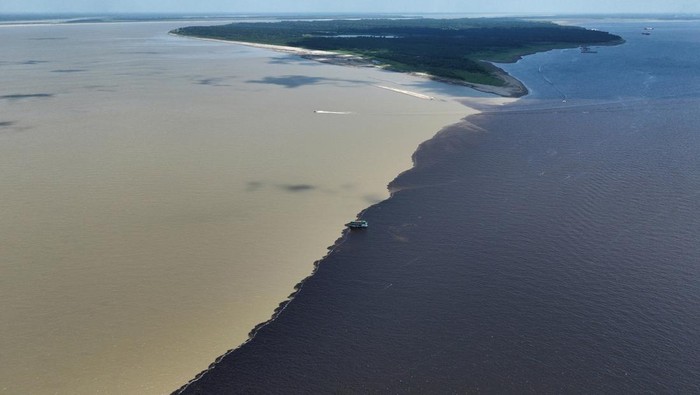 Fenomena Dua Sungai Beda Warna Bertemu A drone view shows the confluence point between the Rio Negro and the Rio Solimoes, to continue into the Amazon river near Manaus, Amazonas state, Brazil September 21, 2024. REUTERS/Jorge Silva
