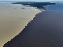 Fenomena Dua Sungai Beda Warna Bertemu