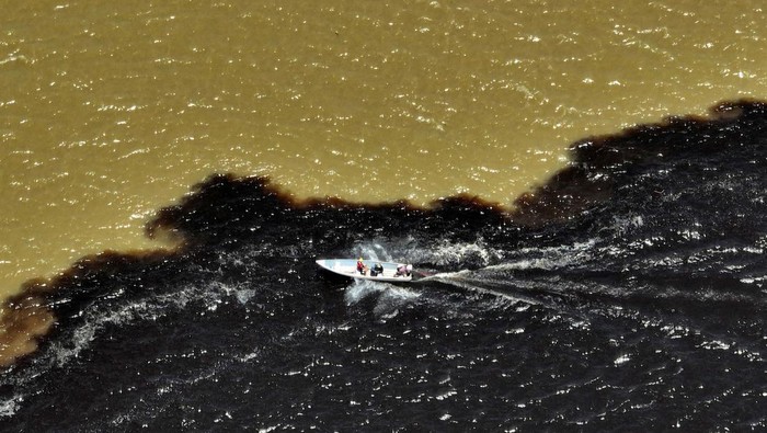 A drone view shows the confluence point between the Rio Negro and the Rio Solimoes, to continue into the Amazon river near Manaus, Amazonas state, Brazil September 21, 2024. REUTERS/Jorge Silva