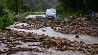 Hujan deras yang tak biasa melanda Jepang dan menyebabkan banjir serta tanah longsor.