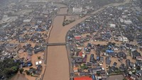 Foto udara yang diambil oleh helikopter menunjukkan daerah pemukiman yang banjir akibat hujan deras di Wajima, Prefektur Ishikawa, Jepang, 21 September 2024.