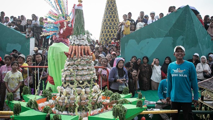 Warga dengan pakaian bertema Bali mengikuti Grebeg Apem Sewu di Kampung Sewu, Jebres, Solo, Jawa Tengah, Minggu (22/9/2024). Kirab tersebut digelar sebagai ungkapan rasa syukur kepada Tuhan sekaligus upaya mengenalkan potensi wisata seni dan budaya yang dimiliki warga Kelurahan Sewu hingga mampu berkontribusi pada pariwisata Kota Solo. ANTARA FOTO/Mohammad Ayudha/Spt.