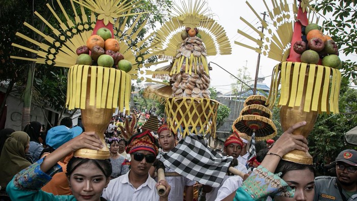 Warga dengan pakaian bertema Bali mengikuti Grebeg Apem Sewu di Kampung Sewu, Jebres, Solo, Jawa Tengah, Minggu (22/9/2024). Kirab tersebut digelar sebagai ungkapan rasa syukur kepada Tuhan sekaligus upaya mengenalkan potensi wisata seni dan budaya yang dimiliki warga Kelurahan Sewu hingga mampu berkontribusi pada pariwisata Kota Solo. ANTARA FOTO/Mohammad Ayudha/Spt.