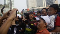 Tidak hanya emak-emak, sejumlah kaum bapak juga minta foto bersama Rano Karno.