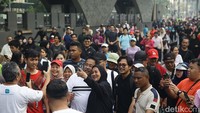Mereka mengajak foto bersama bintang film Si Doel Anak Sekolah itu.