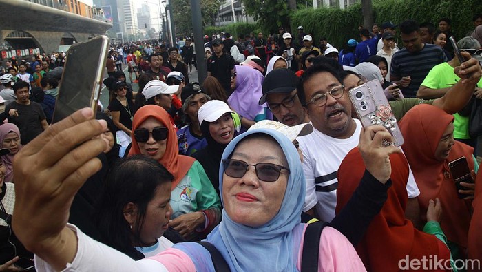 Hadiri CFD, Rano Karno Diserbu Emak-emak Bakal calon wakil gubernur Jakarta, Rano Karno, jalan kaki pada Car Free Day (CFD) di Jl Thamrin, Jakarta. Ia diserbu emak-emak.
