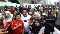 Seorang anak berfoto bersama Rano Karno.